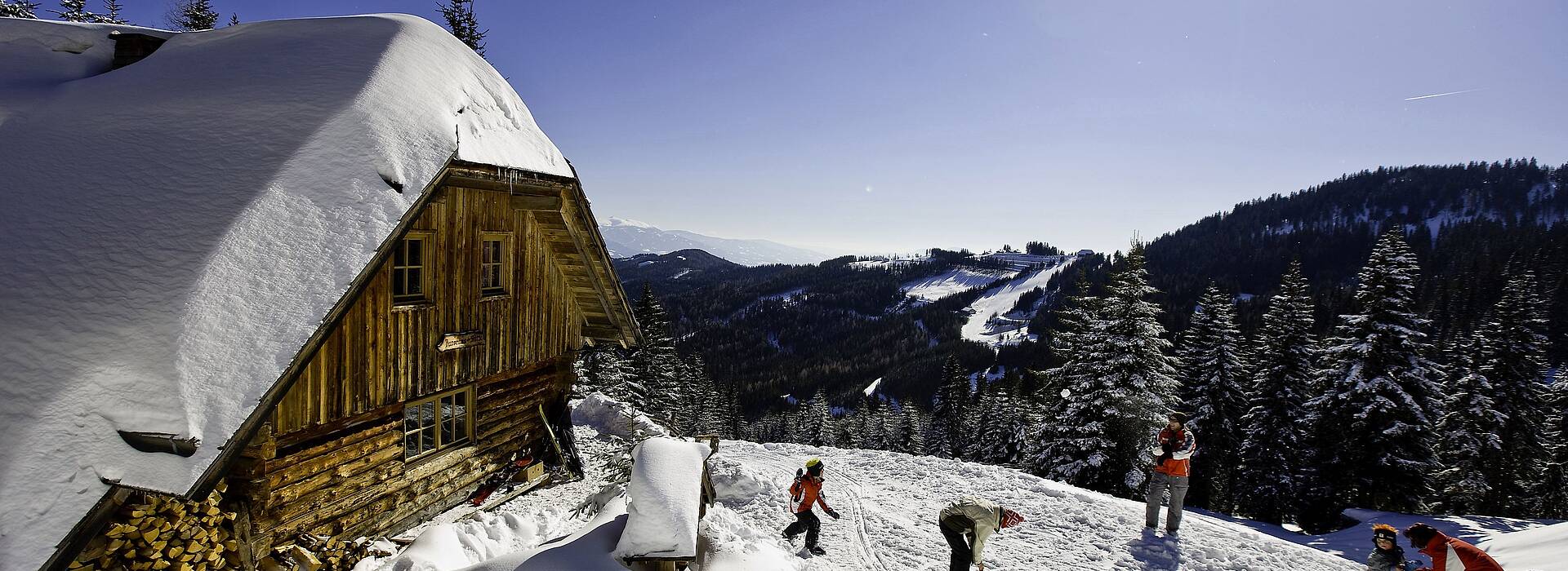 Schneeballschlacht bei der Hütte 