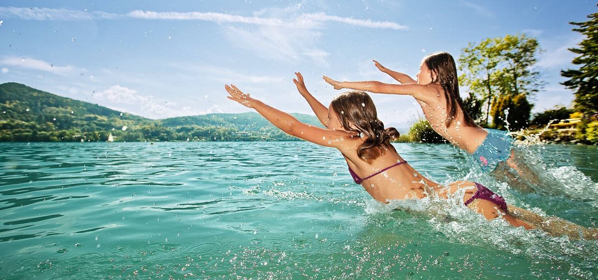 mit Kinder köpfeln ins Wasser.