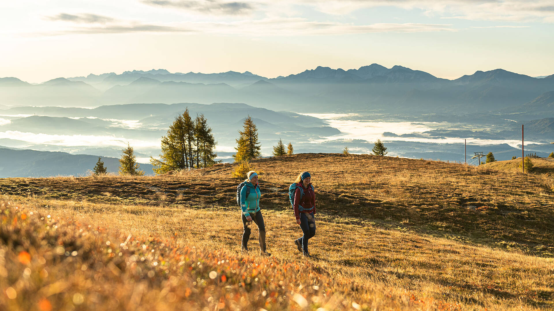 Zwei Frauen beim Wandern auf der Gerlitzen im Herbst