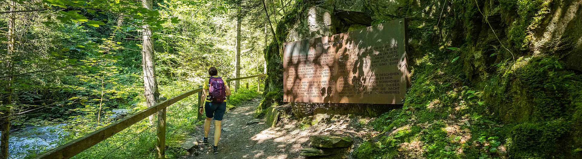 Frau beim Wandern in der Barbarossaschlucht im Nationalpark Hohe Tauern