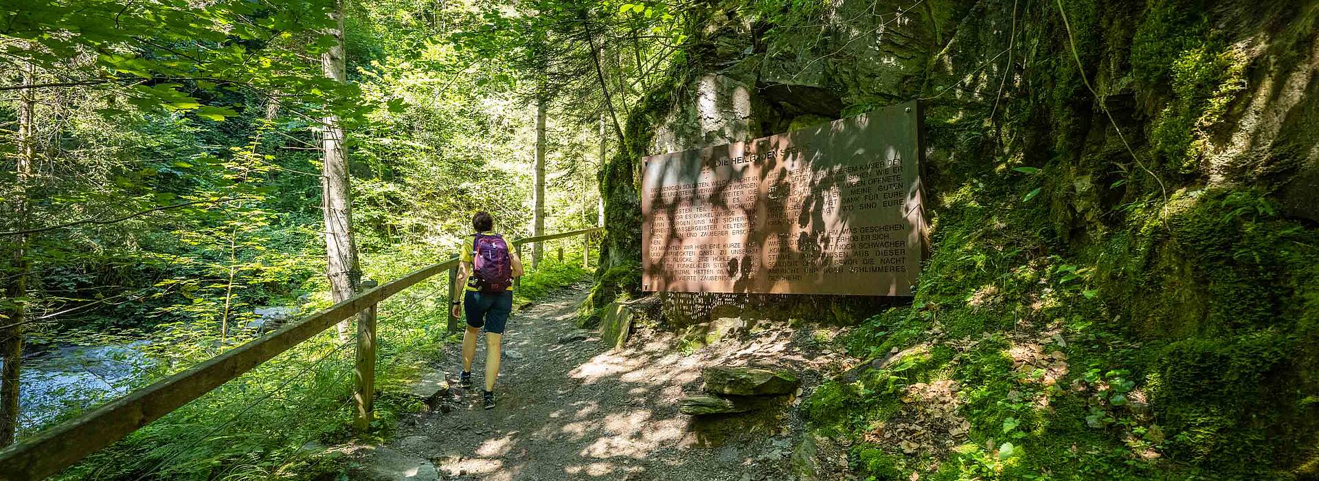 Frau beim Wandern in der Barbarossaschlucht im Nationalpark Hohe Tauern