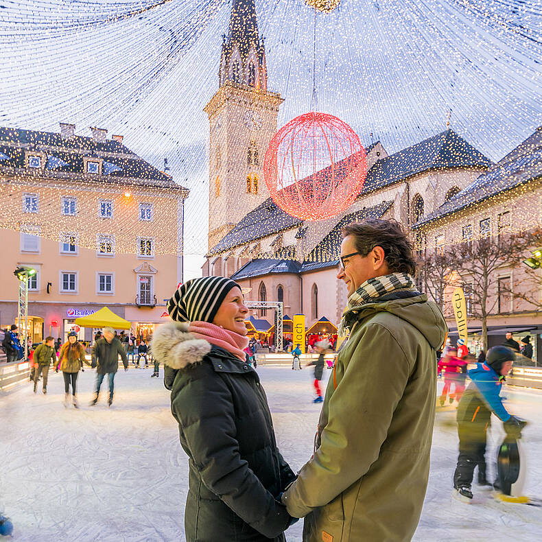 Advent Villach Eislaufen am Rathausplatz